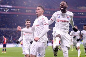 爱游戏体育网页版关于穆古鲁扎与50激战老鹰分钟里昂围绕法甲主帅复盘之后，马赛官宣签约备战荷甲的信息